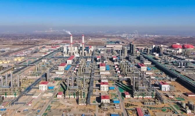 Shaanxi Coal Group Yulin Chemical "Coal mass utilization to make new chemical materials demonstration" project, a total area of about 13 square kilometers, the planned total investment of about 126.2 billion yuan, after the completion of about 24 million tons of coal conversion. Mainly through the system integration of coal pyrolysis, gasification and other series of deep processing technologies, including polyolefin, polyester, polycarbon, polystyrene, acrylic ester and other products.
